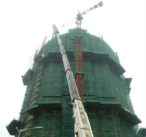 延吉吊车在工地上作业